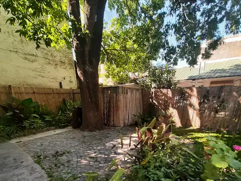 Unico ! Casa en alquiler en Parque Cisneros 3 dormitorios   cochera fondo apto mascotas excelente