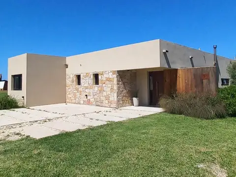 Casa en venta - 2 Dormitorios 3 Baños - Miramar