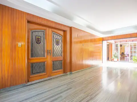 Casa 6 ambientes con 2 baños