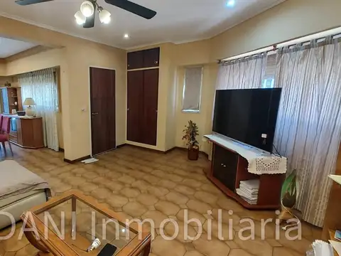 CASA 5amb. con jardin, quincho y cochera VILLA REAL