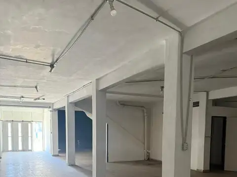 Local/Deposito a metros de Bv. Oroño y 27 de Febrero