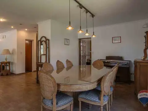 Casa en Venta con 3 cocheras