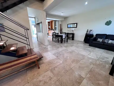 Casa en Venta con 3 cocheras
