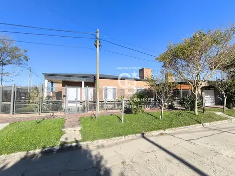 Excelente Casa en San Jerónimo Norte de dos dormitorios, patio y cocheras. Posibilidad de Permuta