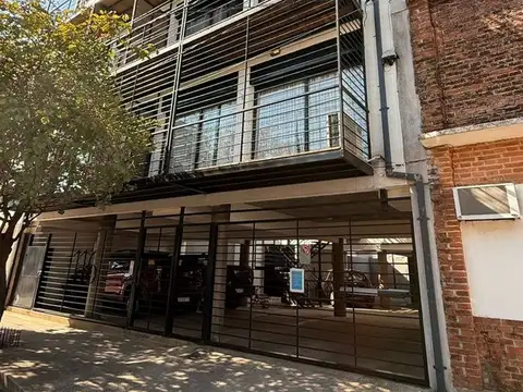 Departamento de dos ambientes. Balcón a la calle.