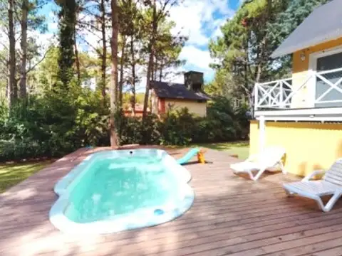 EXCELENTE CASA CON PILETA , DECK  y GAS NATURAL.