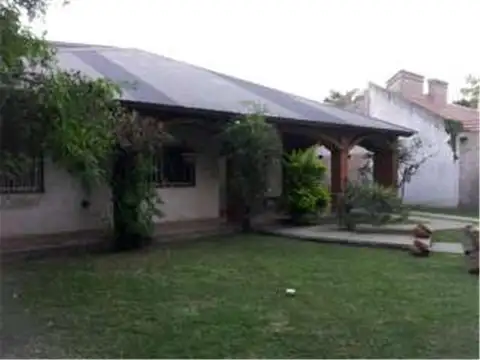 Chalet 6 ambientes sobre lote amplio- Ituzaingó