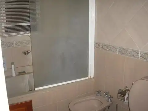 Chalet 6 ambientes sobre lote amplio- Ituzaingó