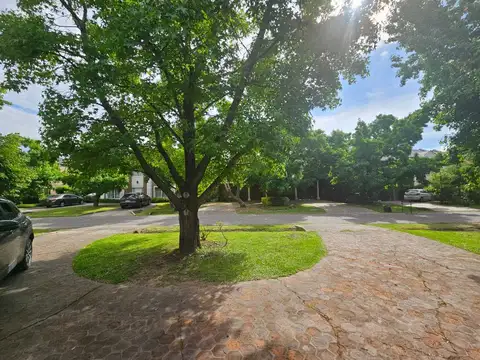 Casa 8 ambientes con 4 baños