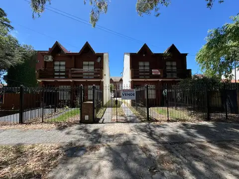 TRIPLEX CUATRO AMBIENTES CON COCHERA - IDEAL VIVIENDA PERMANENTE