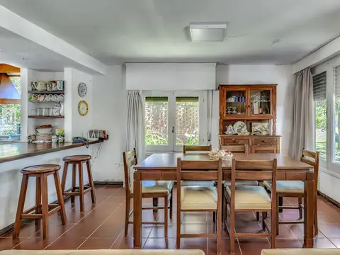 Casa 4 ambientes con 2 baños