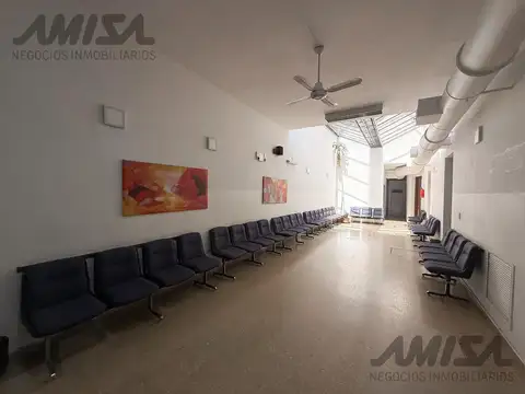 Oficina 18 ambientes con 4 baños