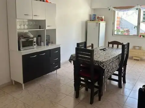 Casa de dos plantas con local, cochera y departamento