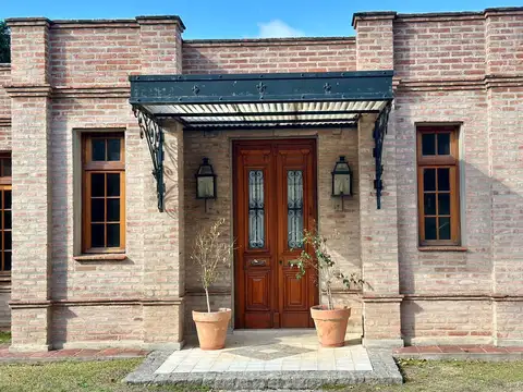 Casa en venta en Lomas de la Carolina – 3 dormitorios, piscina y galería cubierta