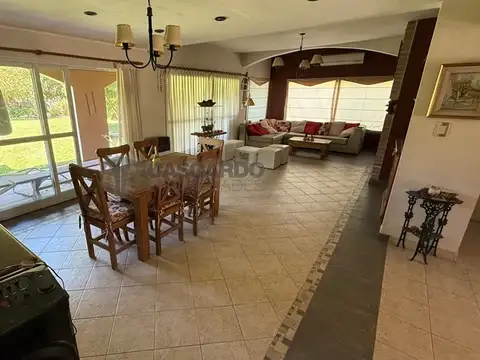 Casa en Venta con 2 cocheras