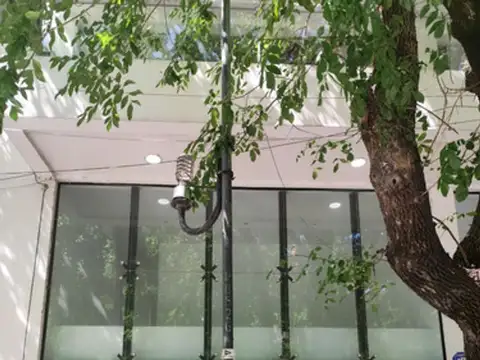 Local En Venta Al Frente, 2 Plantas, Amplio Patio, La Plata