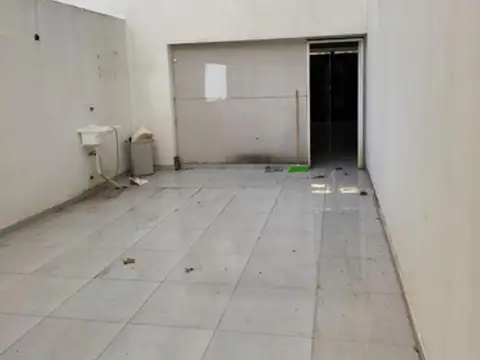 Local En Venta Al Frente, 2 Plantas, Amplio Patio, La Plata