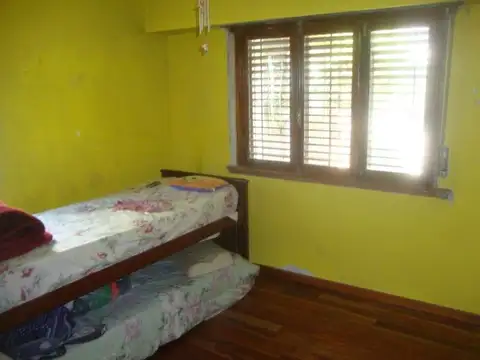 Casa 6 ambientes con 2 baños