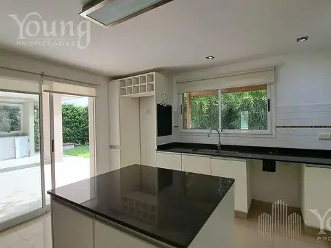 Casa 6 ambientes con 2 baños