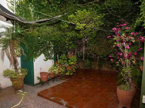 CASA EN VENTA AZCUENAGA - 3 DORMIS, PATIO, COCHERA