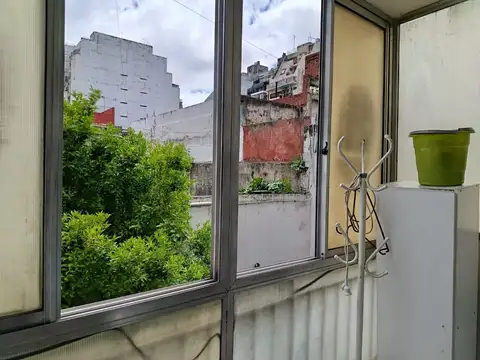 MONOAMBIENTE CHICO CON BALCON. EN EXCELENTE UBICACION