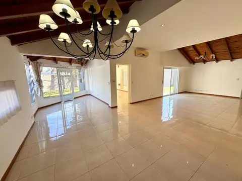 Casa en Venta con 3 cocheras