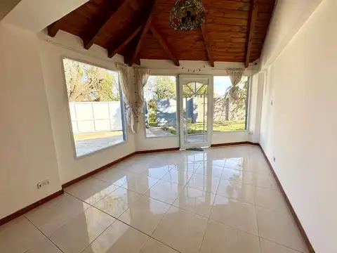 Casa 6 ambientes con 2 baños