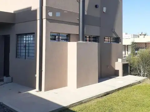 Casa en alquiler - 2 Dormitorios 2 Baños - Manuel B. Gonnet