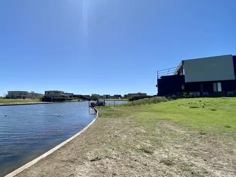 Lote A La Laguna En Venta de 1027 m2 en Puertos del Lago | Laguna | Barrio Ceibos |