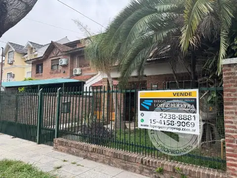 Excelente Chalet sobre gran lote en 2 plantas, Olivos