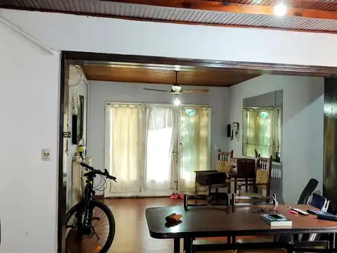 Casa 4 ambientes con 2 baños