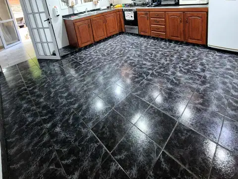 Casa 6 ambientes con 2 baños