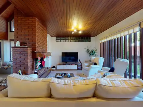 Casa en Venta con 2 cocheras