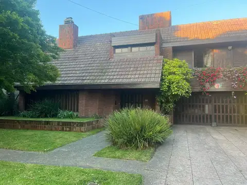 Chalet 4 Ambientes con piscina y cancha de padel - Alfonsina Storni al 6000