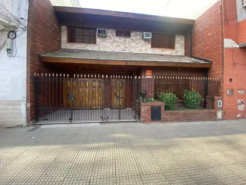 CASA DE 4 AMBIENTES CON GARAGE PARA 2 AUTOS - IMPECABLE