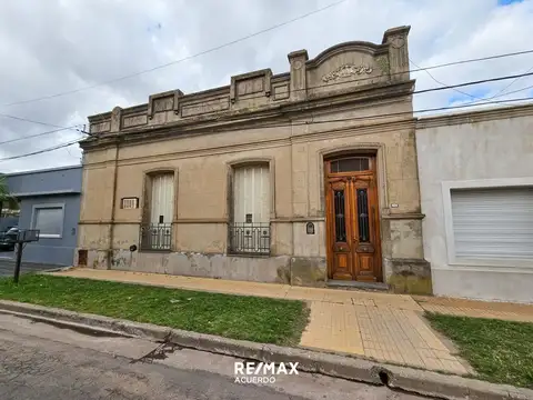 VENTA CASA TRES DORMITORIOS Y PATIO EN GRAL ROJO