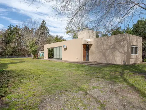 VENTA CASA 2 DORMITORIOS CON GRAN PARQUE Y PILETA EN FUNES
