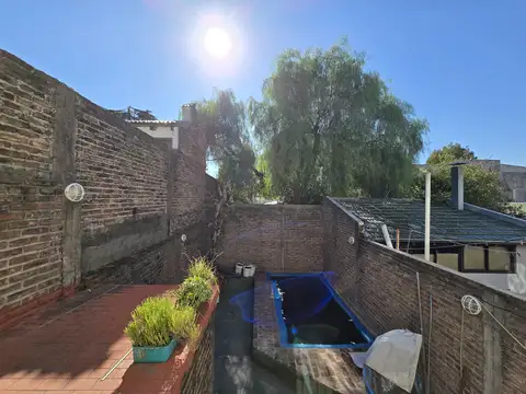 Triplex 4 amb, con cochera cubierta, patio con piscina. Lanús Oeste. USD91.000.- APTO CRÉDITO