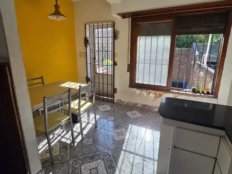 Casa 4 ambientes con 2 baños