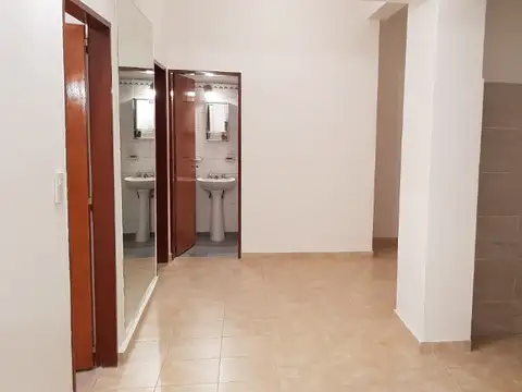 EXCELENTE DEPARTAMENTO TIPO CASA INTERNO POR PASILLO 3 AMBIENTES CON PATIO PROPIO DESCUBIERTO  