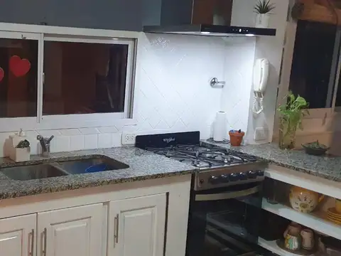 Casa 4 ambientes con 2 baños