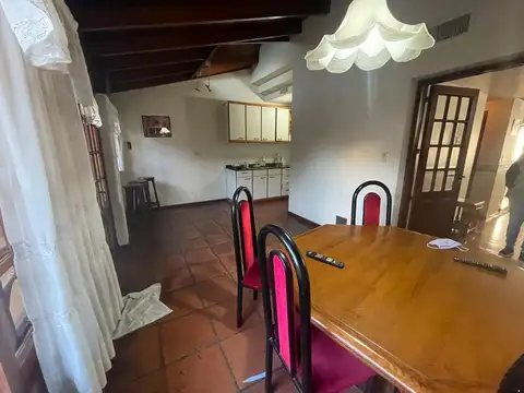 Casa en Alquiler con 3 cocheras