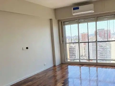 Departamento de tres ambientes con dependencia en Caballito