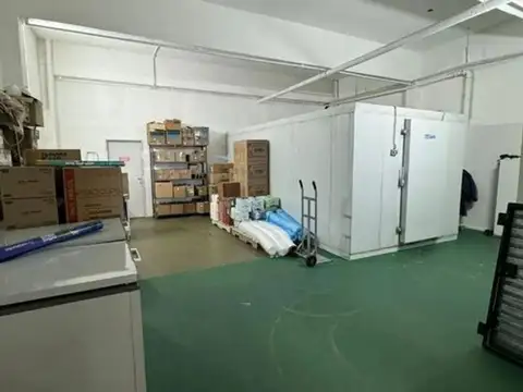 Venta local en Billinghurst. Al frente, exc estado