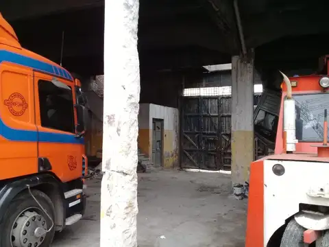 Depósito a pocas cuadras de Pte.Pueyrredón y Autopista BA LP