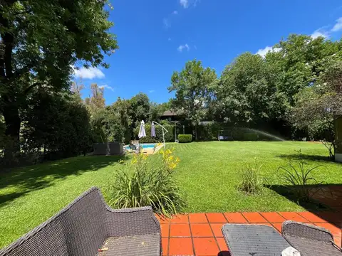 Muy buena casa ubicada en cul de sac, sobre lote central, cerca de Club House y accesos al colegio