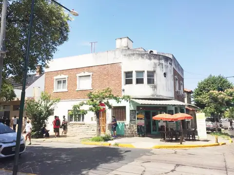 EDIFICACION DE UNA VIVIENDA DE 2 DORMIT EN P. ALTA (HOY OFICINA) Y CON 2 LOCALES EN P. BAJA+COCHERA