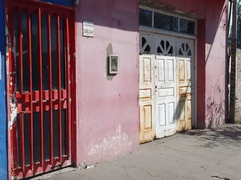 VENTA DE CASA CON 4 LOCALES SOBRE AVENIDA COBO