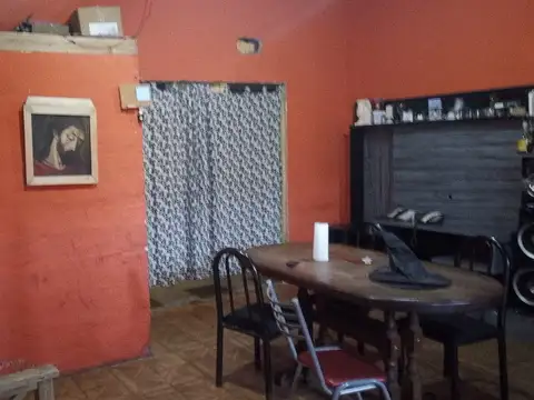 VENTA DE CASA CON 4 LOCALES SOBRE AVENIDA COBO