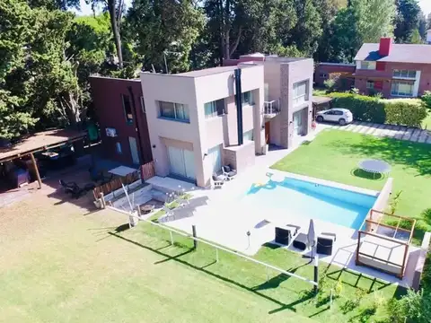 Casa 5 ambientes con 4 baños